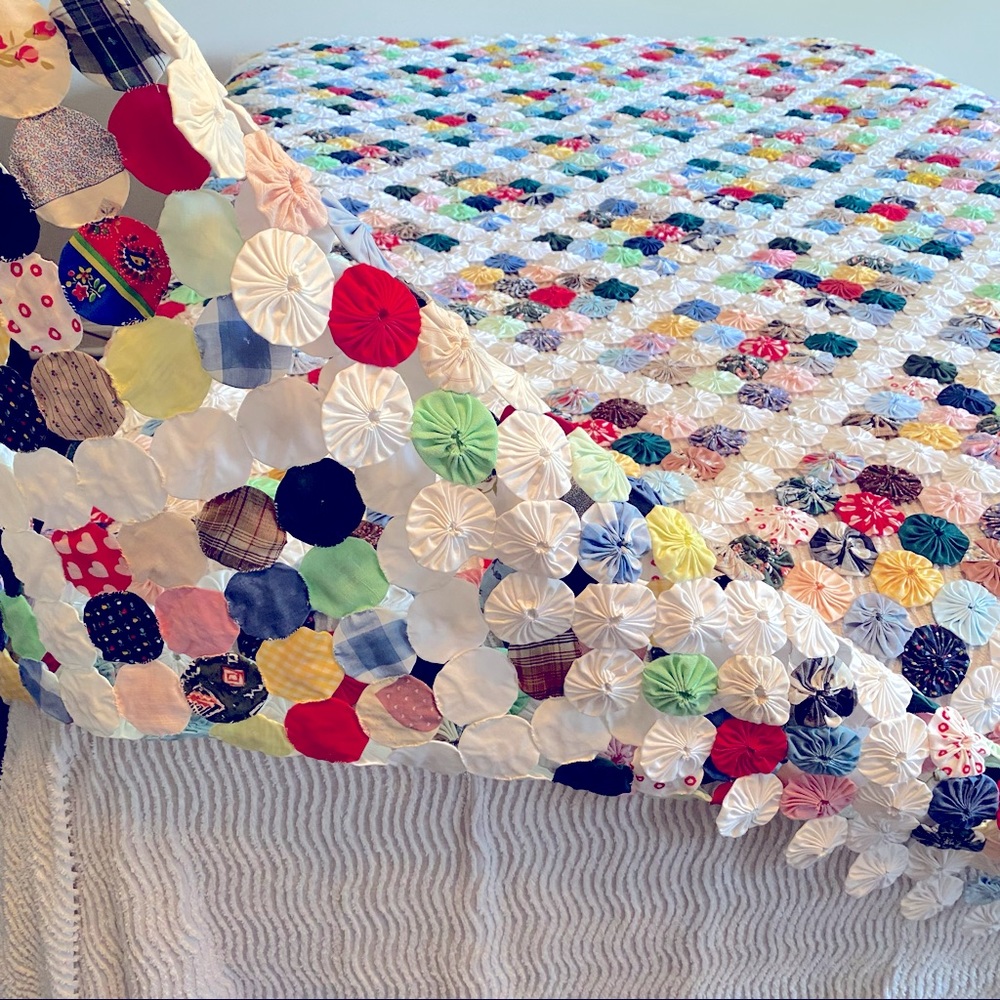 ‼️SOLD‼️Vintage One of a Kind Handmade Yo-Yo Coverlet - Picture 9 of 11